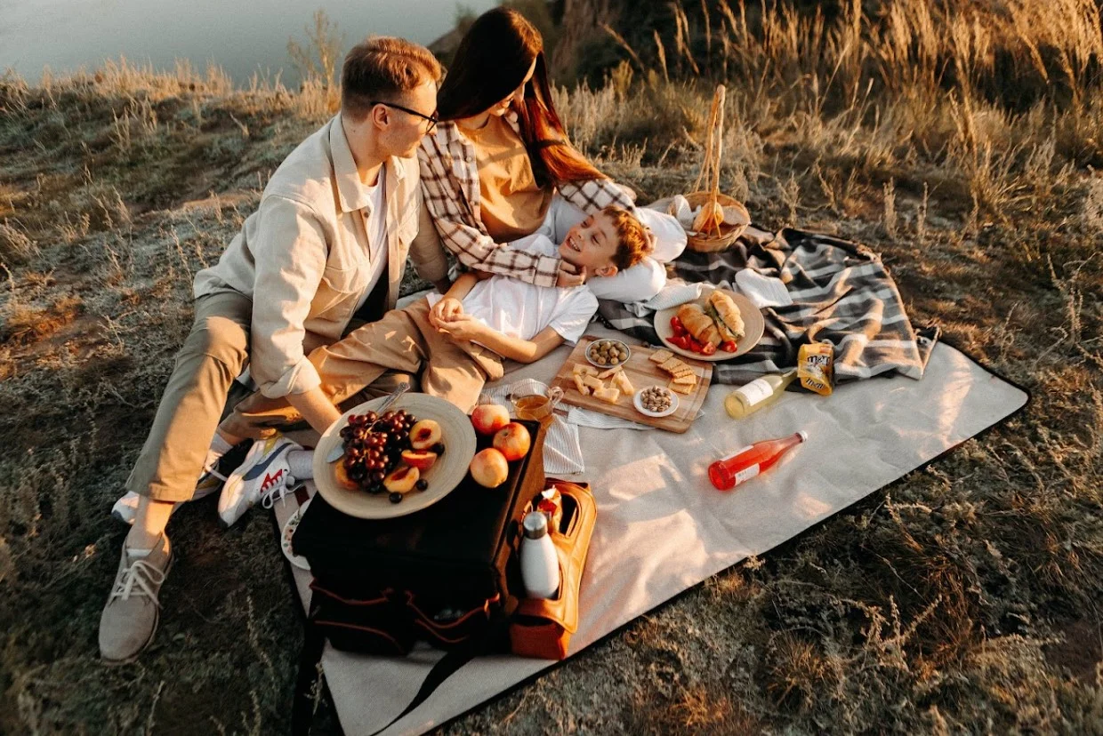 outdoor blanket picnic